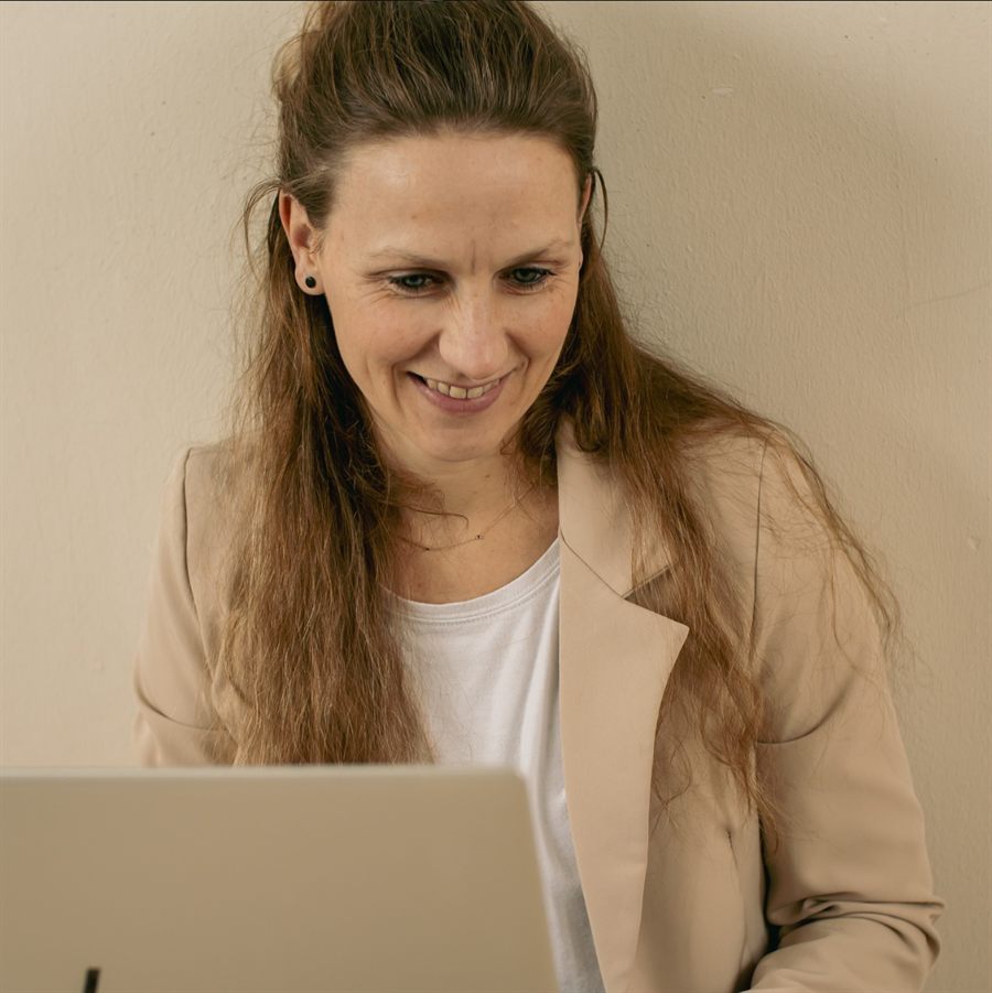 Marije Ekhart, backoffice virtual assistant, achter haar laptop